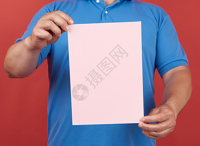 穿蓝色衣服的男人拿着一张红色的粉红色纸图片