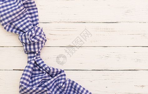 白色木制桌布背景上的蓝结桌布图片
