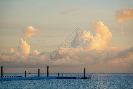 傍晚的天空在海中日落海洋时段反射辉光海浪海岸海滩黄金海景风景图片