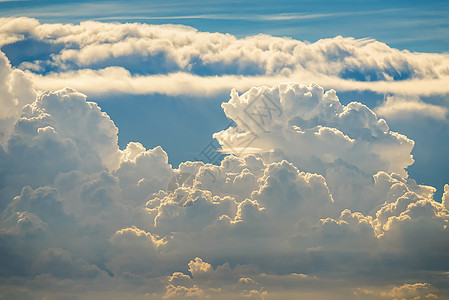 日落时有云的多彩飞天气氛阳光全景蓝色天空戏剧性天气场景太阳云景图片