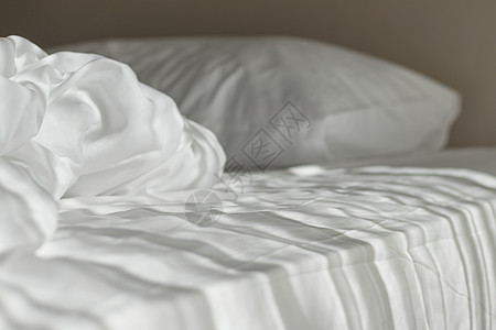 清晨白床垫 有灯光躺在床上微光卧室羽绒被家具阳光房间酒店枕头织物毯子图片