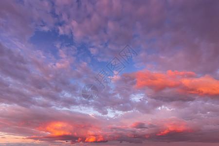 紫色云彩的阴暗天空 设计的背景摘要 掌声蓝色戏剧性太阳风景日落日出粉色空气阳光图片
