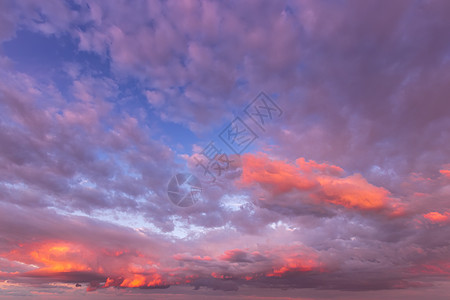 紫色云彩的阴暗天空 设计的背景摘要 掌声阳光太阳风景蓝色戏剧性空气日落粉色日出图片