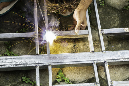 焊接钢铁结构的人的手工作制造业机械男士机器工业工程生产技术工人图片
