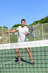 网球 - 网球玩家用网打排球图片