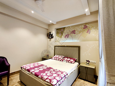 从宽角拍摄一个现代设计完善 照明极佳的卧室图片
