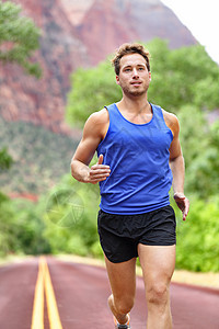运动和健身运动员在路上奔跑锻炼训练间歇赛跑者慢跑男人短裤短跑森林慢跑者图片