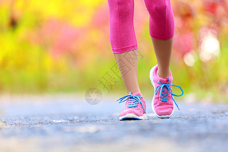 有运动腿和跑鞋的慢跑妇女踪迹女士运动员成人网球越野女孩慢跑者减肥力量图片