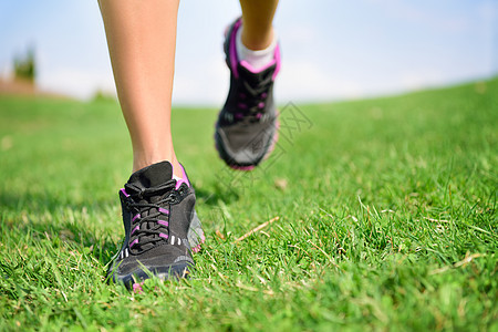 跑步运动员脚在草地健身妇女身上运动图片