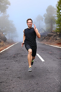 健康跑步人体锻炼短跑运动员成人短裤膝盖慢跑者男性减肥速度跑步者图片