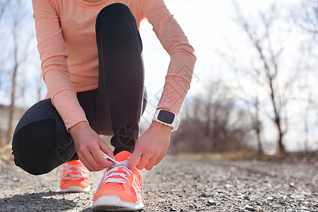 跑鞋和跑步者运动智能手表图片