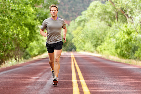 运动和健身运动员在路上奔跑跑步者慢跑者训练森林短跑慢跑锻炼间歇跑步高强度图片