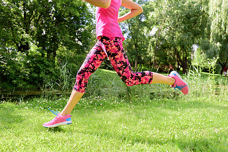 女跑者在城市公园操鞋和腿的女子图片