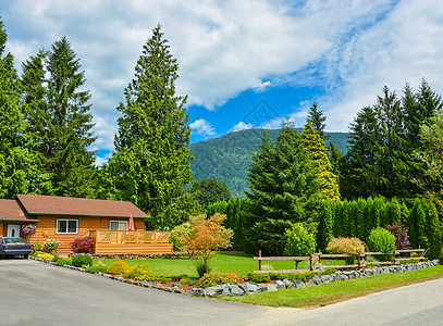 位于农村地区的北美家庭住宅 前院风景美观优美;图片