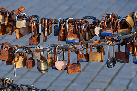 旧生锈的爱情锁锁锁红色挂锁栅栏婚礼金属栏杆安全钥匙图片