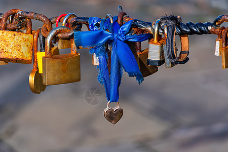旧生锈的爱情锁锁锁挂锁婚礼金属栏杆安全红色栅栏钥匙图片