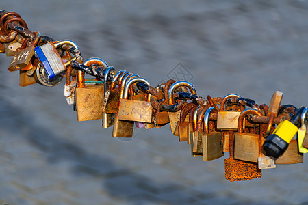 旧生锈的爱情锁锁锁红色金属栅栏挂锁安全钥匙婚礼栏杆图片