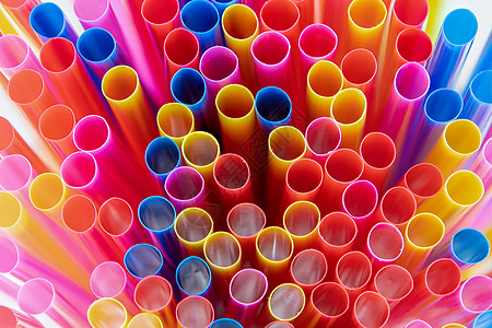 多色塑料吸管果汁饮料白色稻草管道黄色红色蓝色管子食物背景图片