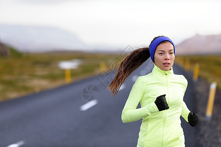 女跑者在外穿暖衣跑图片