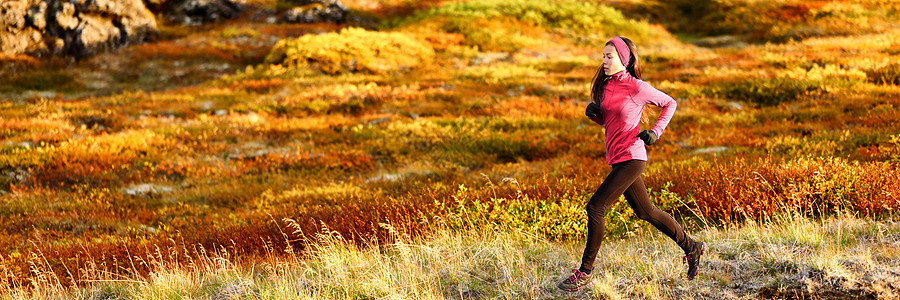 健康活跃生活方式的足迹 在户外培训运动员妇女 以秋叶为背景进行心血管锻炼;全景横幅图片