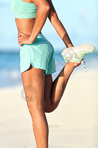 女跑者 站立四肢伸展跑腿伸展运动图片