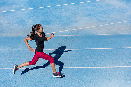 田径跑步的女性运动员赛跑者图片