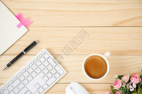 使用白无线计算机鼠标的最小商业工作空间白色电脑职场咖啡杯子技术桌面笔记本老鼠日历图片
