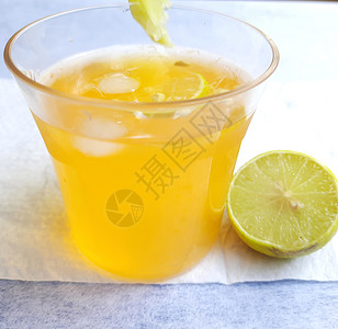 玻璃杯中的柠檬汁 添加橙子糖浆和冰块 玻璃杯内外半片柠檬 在白色背景中精美放置眼镜苏打液体水果蓝色橘味薄荷食物茶点饮料图片