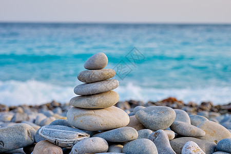 沙滩上平衡的石头堆镜头海滩冥想特写风水禅意金字塔概念鹅卵石卵石图片