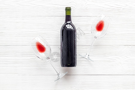 上面白色背景的酒瓶和酒杯及玻璃杯餐厅红色饮料酒精瓶子食物庆典酒厂液体酒吧图片