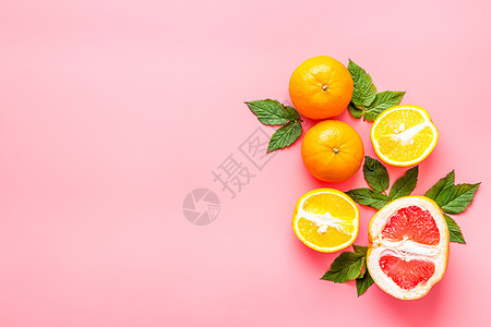 餐桌上有树叶的橙子和葡萄果 顶端视图复制空间叶子收藏文本水果绿色团体粉色热带黄色柠檬图片