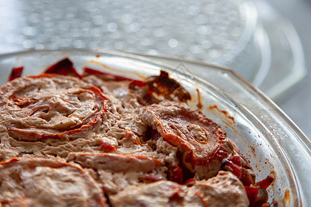 烤锅里煮着炖西番茄烹饪美食壁球油炸平底锅脆皮蔬菜烤箱玻璃食物图片