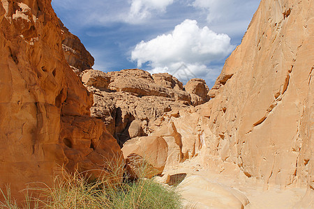 沙漠中的石头峡谷蓝色岩石风景酋长旅行白色天空假期土地爬坡图片