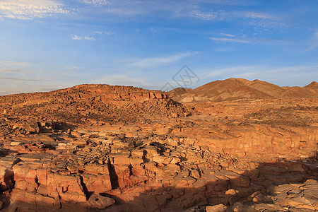 沙漠中的石头峡谷旅行蓝色岩石白色土地假期风景爬坡天空酋长图片