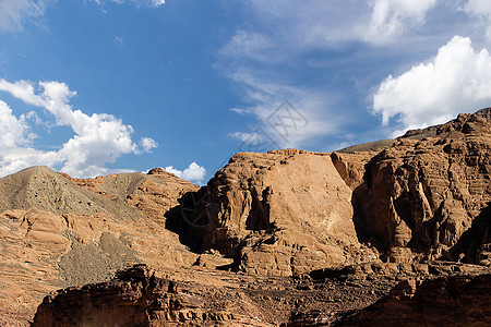 沙漠中的石头峡谷假期岩石白色土地天空旅行蓝色酋长风景爬坡图片