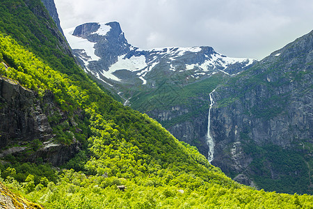 下雨天气下挪威山丘瀑布环境瀑布公路溪流火焰场景力量旅行风景树木图片