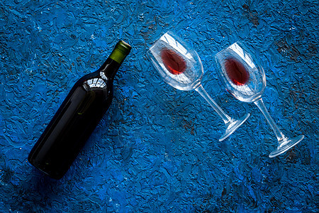 上面复制空间蓝背景的葡萄酒瓶和玻璃杯酒厂酒杯庆典餐厅派对酒精红色玻璃饮料液体图片