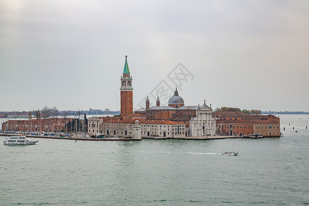在威尼斯圣乔治马吉奥雷岛的空中观察汽艇游客旅游渠道钟楼城市旅行正方形大教堂建筑图片