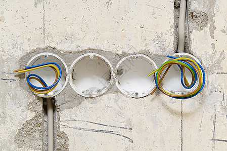 混凝土墙上的孔 用于在插座下安装塑料盒 在混凝土墙上安装插座和布线活力电工插头装修接线电气财产力量材料技术图片