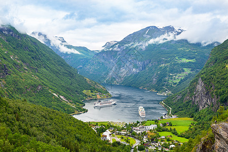 挪威Geiranger海港的游轮旅行港口渡船衬垫旅游峡湾天线风景巡航游客图片