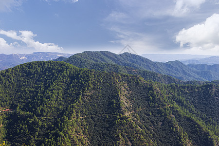 塞浦路斯山的夏季日旅游村庄风景绿色蓝色天空农村场景森林白色图片