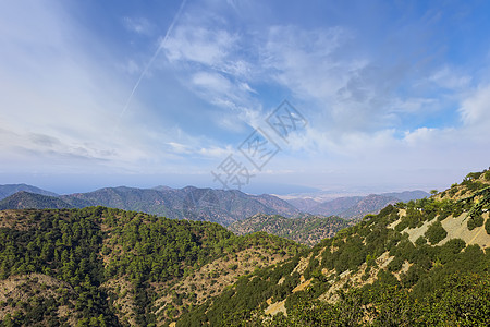 塞浦路斯山的夏季日风景白色旅游农村村庄旅行场景森林蓝色绿色图片