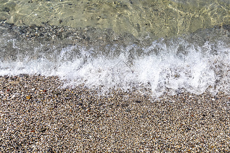 海浪在海滩上冲浪 沙滩上有黄色的沙子和清澈的水海岸线海岸海洋热带海滨蓝色波浪状阳光支撑泡沫图片