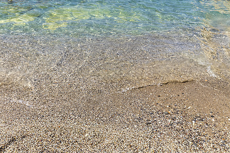 海浪在海滩上冲浪 沙滩上有黄色的沙子和清澈的水海岸支撑海洋阳光波浪状蓝色热带海岸线海滨泡沫图片