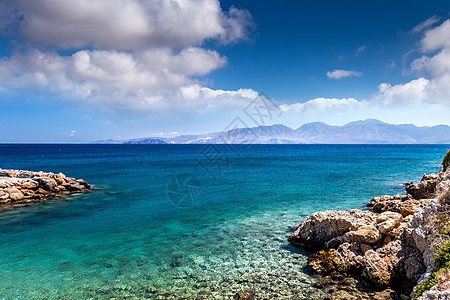 海滩上海浪加上黑色的挥发沙和石块 近距离接近 背景摘要蓝色支撑海岸线旅游旅行海景晴天岩石地标港口图片