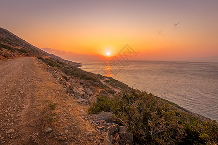 夏天在斯皮那隆加附近的克里特岛 日出支撑太阳夏令旅行爬坡假期阳光天空薄雾石头图片