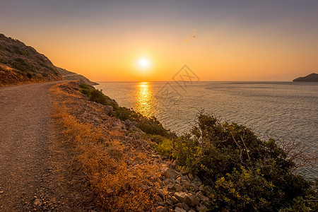 夏天在斯皮那隆加附近的克里特岛 日出日落太阳阴霾假期旅游海岸地平线支撑岩石天空图片