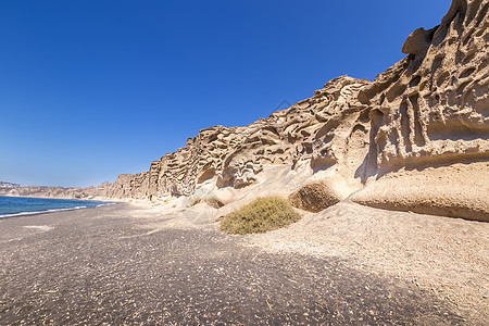峡谷山和海 在Vlychada有黑色火山海滩阳光旅游天空支撑热带海景石头海岸假期岩石背景图片