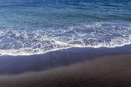 海浪在海滩上与黑色的挥发沙滩海岸线泡沫支撑海洋海岸冲浪液体阳光热带图片