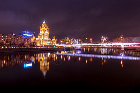 乌克兰旅馆或拉迪森酒店 在莫斯科河中出现 夜光照亮和堤岸照明酒店蓝色旅行首都城市摩天大楼景观建筑学地标旅游图片